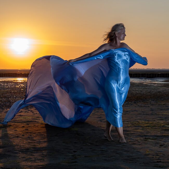 Frau in Blau von Peter Jehle