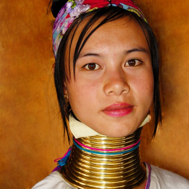 Giraffenhals Frau von Herbert Bickert