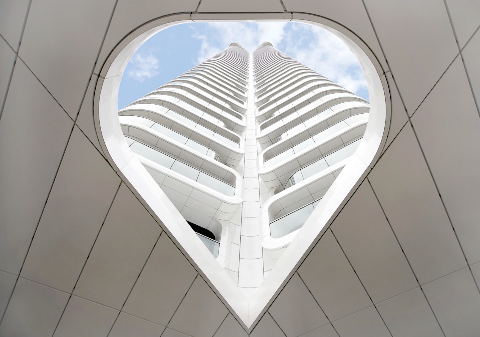 Hochhaus mit Herz von Volker Hilarius